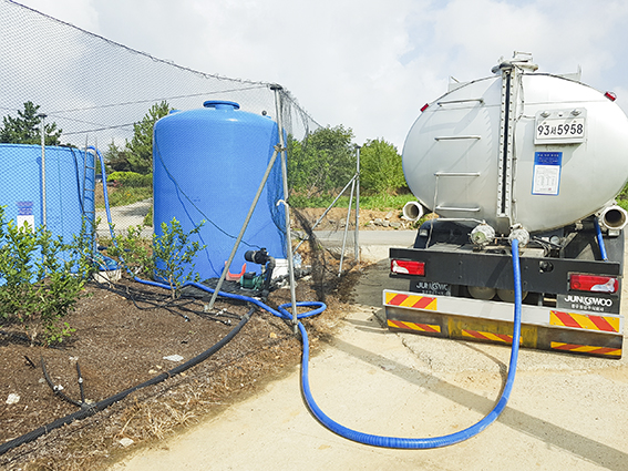 ▲농가에 보급한 소형 저장조에 액비를 공급하는 장면