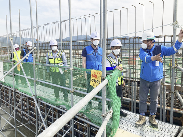 한국농어촌공사는 여름철 폭염과 집중호우에 대비해 전국 건설현장과 안전진단사업장을 특별점검한다.