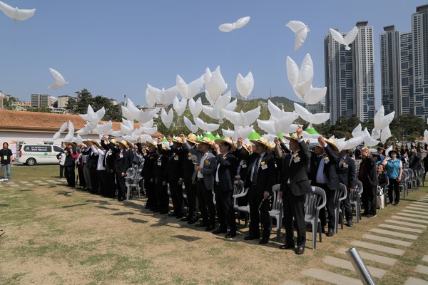 박람회 개막을 알리는 퍼포먼스로 바질 씨앗이 든 친환경 풍선을 날리고  있다.