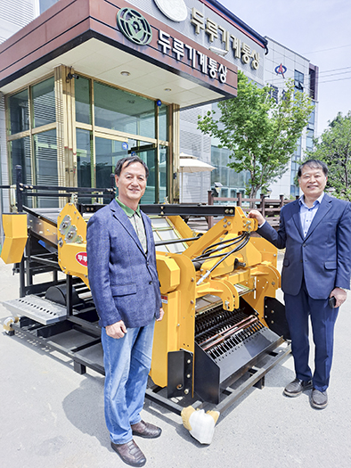30년간 밭작물기계화의 일군으로 활동해온 김재동 사장(오른쪽)과 김래경 부사장
