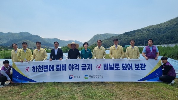 한화진 환경부장관(사진 가운데 녹색 옷)이 김해시에서 열린 야적 퇴비 덮개 시연회에 참석했다.