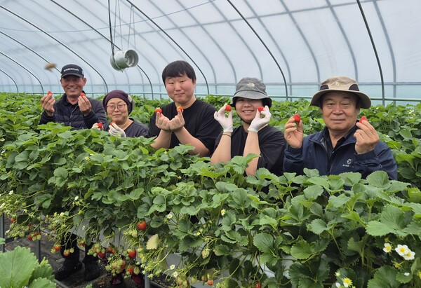 왼쪽부터 아버지 최희석씨, 어머니 장말선씨, 최영광 대표, 누나인 최수미씨, 한국농촌지도자고성군연합회 이기문 회장.
