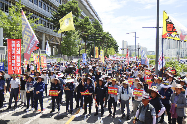 지난 31일 정부세종청사에서 한국사과연합회 등 전국 사과농가 1,500여명이 미국산 사과 수입 반대를 외치고 있다.